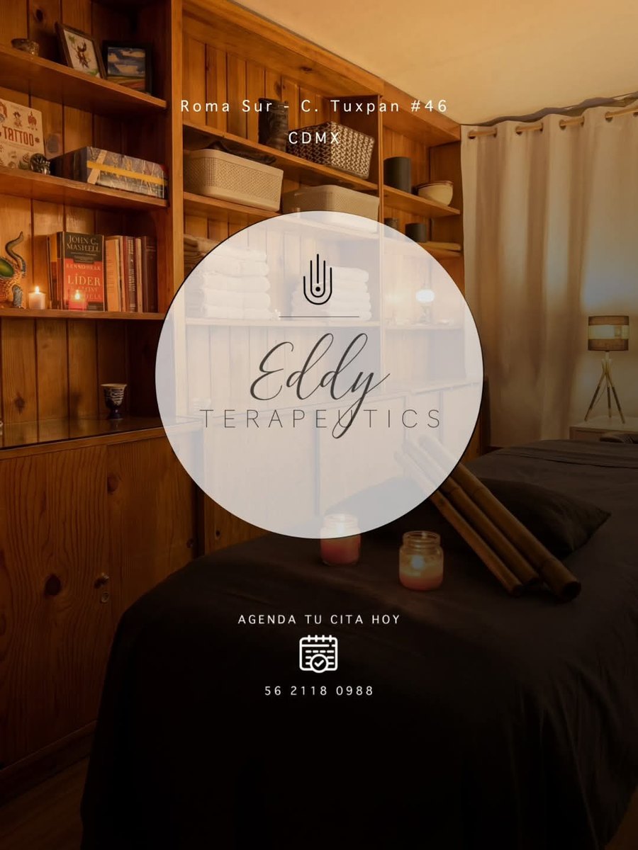 La cabina de Eddy Terapéutics en Roma Sur: repisas de madera, toallas, velas y la camilla